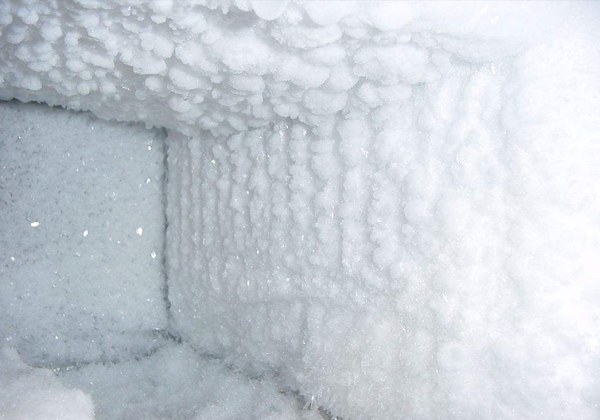 冰箱底部结冰太厚，上面是否不制冷？
