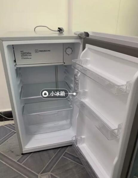 如何调整展示柜冰箱的温度以适应夏天？