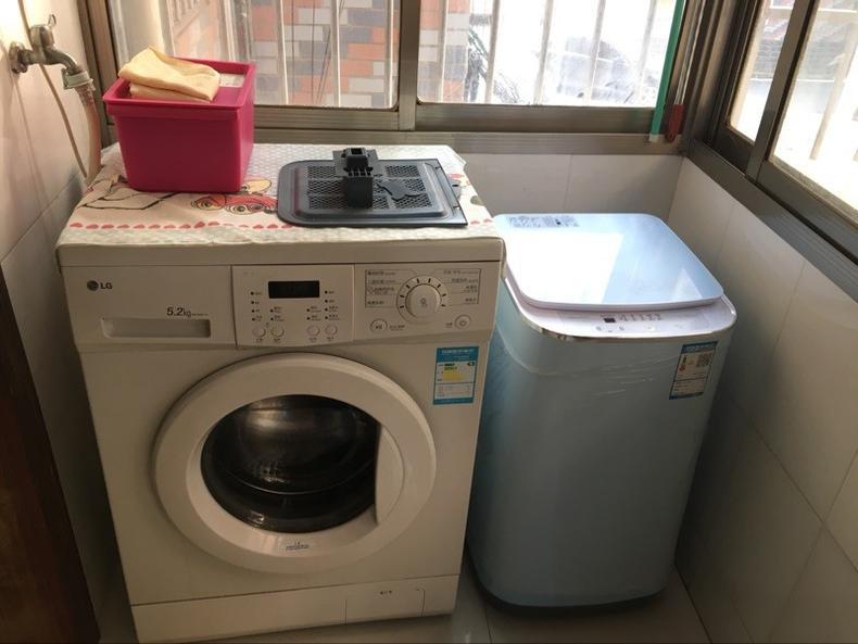 半自动洗衣机手动排水开关在哪里？
